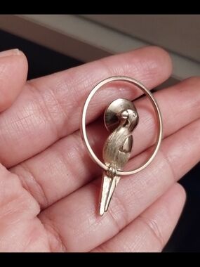 Avon Gold Tone Parrot On Perch Tie Tac Pin
